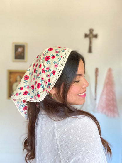 Pañoleta Rosas a María